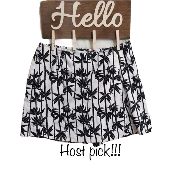 White House Black Market Pants - White House black market side zipper skort 2🛍